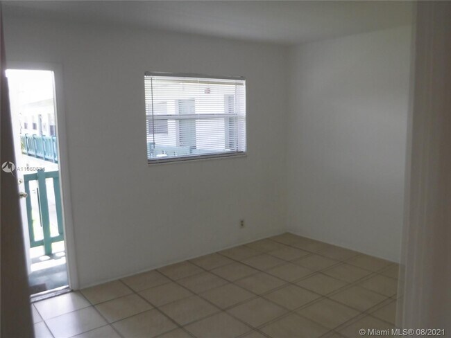 Building Photo - 1045 NE 39th Dr