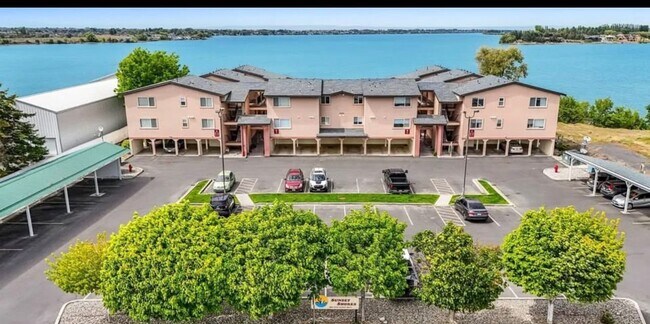 Building Photo - 2900 W Marina Dr