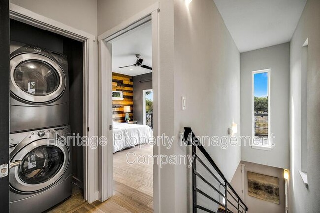 Building Photo - 1417 E Crockett St