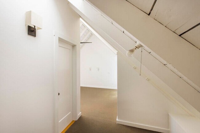Building Photo - Balcony & Gas Fireplace: Sunny Apartment i...