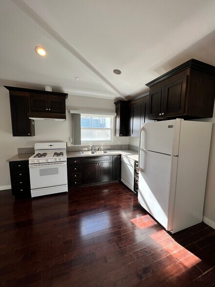 Kitchen - 1250 Edris Dr