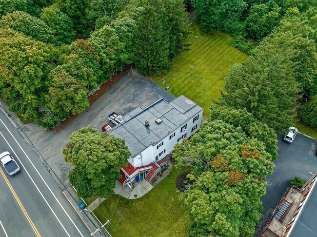 Building Photo - 453 Pond St