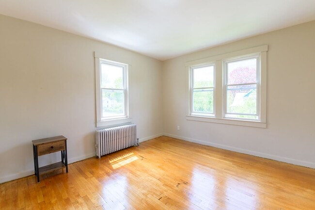 Building Photo - 4 Bedroom Colonial Home in Williamstown