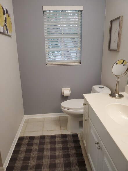 Building Photo - 4212 Central Sarasota Pky