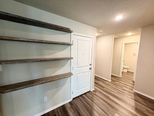 Building Photo - Gorgeous 3-bedroom, 2 Bathroom, Minutes from Randolph AFB