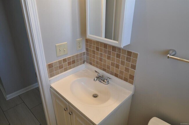 Building Photo - 716 W Edgemont Ave