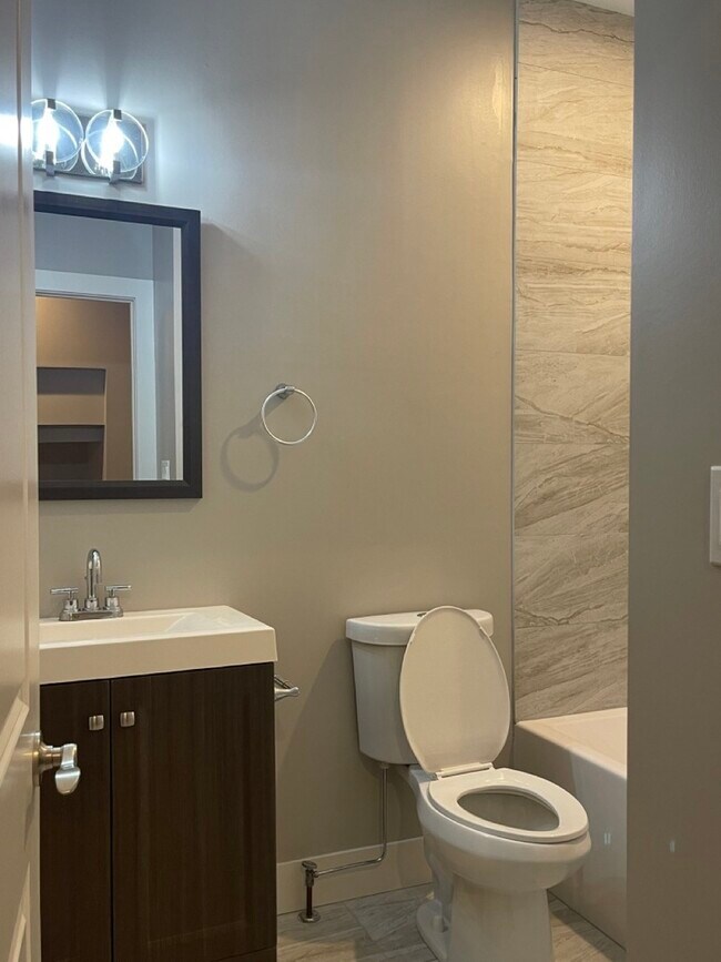 Building Photo - 215 S Hamilton Ave