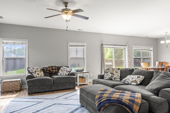 Building Photo - 401 Hope Ct