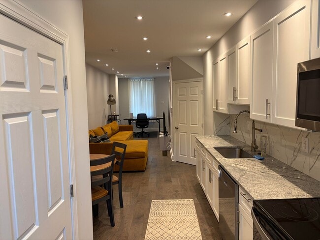 Building Photo - Modern 2- Story Townhome with Fenced in Ba...