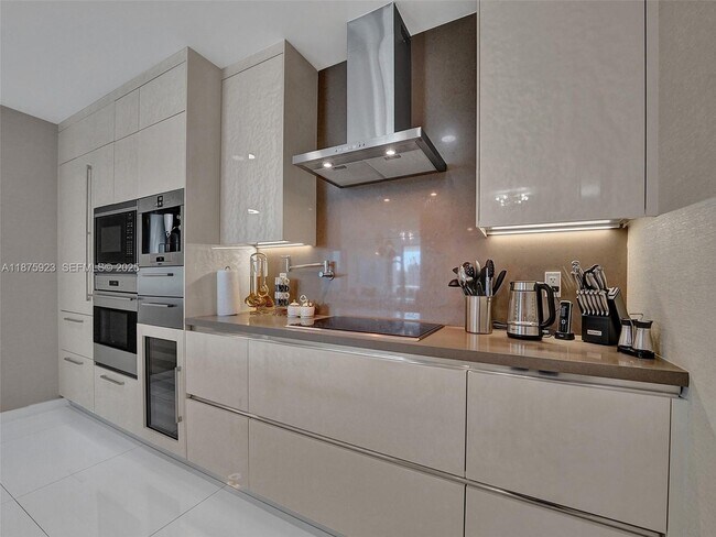 Building Photo - 17475 Collins Ave