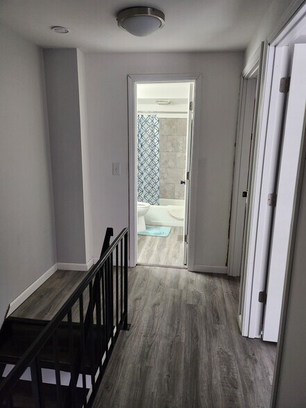 Upstairs Hall/Bathroom - 946 Morningside Ln