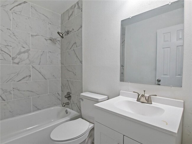 Building Photo - 526 Woodlore Dr