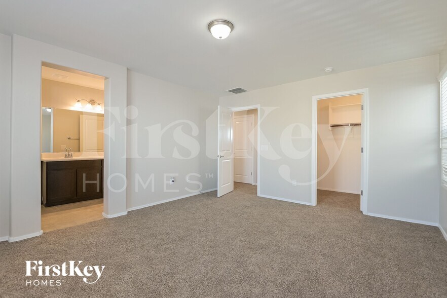 Building Photo - 2851 N Fair Oaks Ave