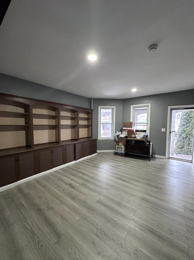 Building Photo - 81 Ashley St