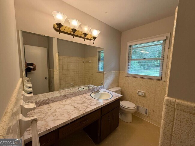 Building Photo - 3155 Oak Dr