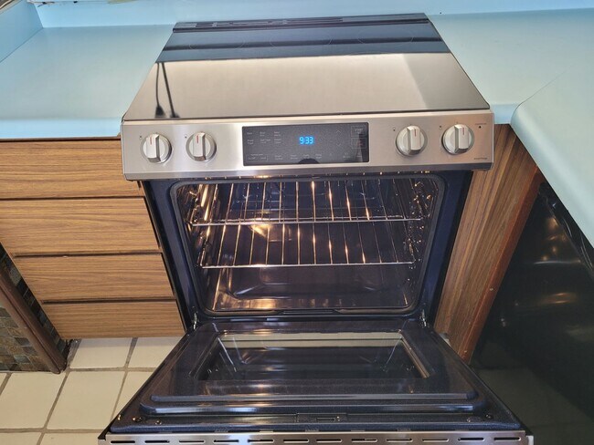 Building Photo - Newly Renovated 1bd, 1ba, Assigned 1pkg 648sqft. for $2200