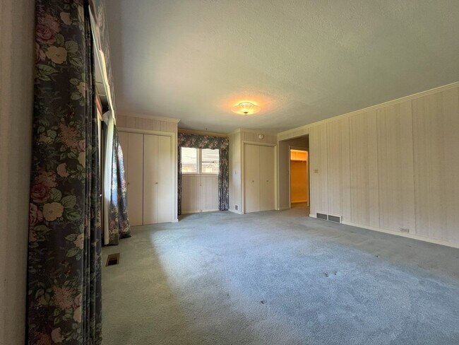 Building Photo - Timeless Character Meets Spacious Living i...