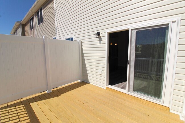 Building Photo - Stylish and Spacious Townhome Near Sentara...