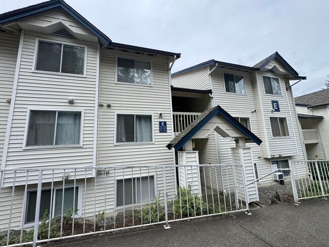 Building Photo - Comfortable & Convenient Condo in Renton
