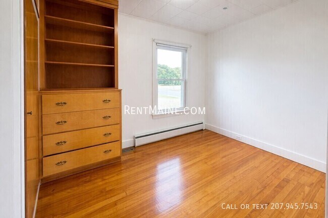 Building Photo - 445 Main St