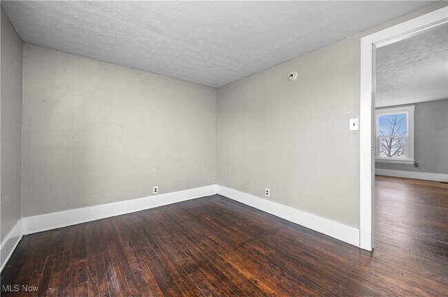 Building Photo - 1063 W 21st St