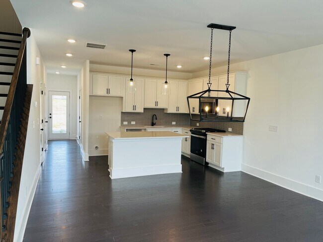 Building Photo - LIKE NEW IN PARK VUE! Townhome located across from Westside Park in Atlanta! MUST SEE!