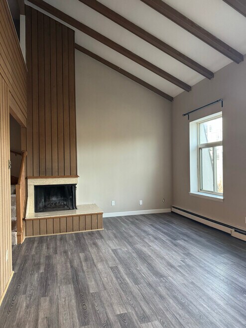 Building Photo - 2131 N Summit Ave