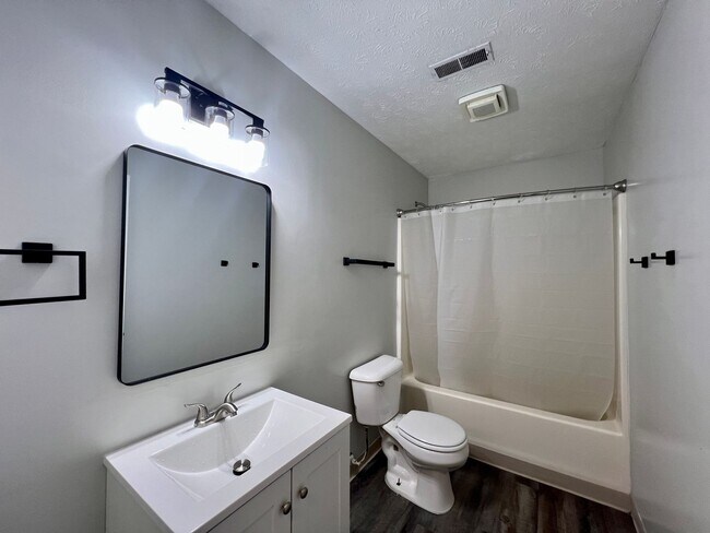Building Photo - Renovated  3 bedrooms 1 full bath