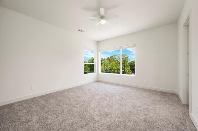 Building Photo - 2110 Live Oak St