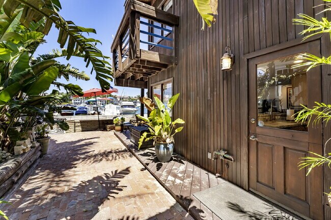 Building Photo - Island Getaway and Life in The Tropics