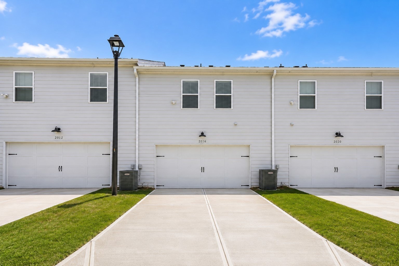 Building Photo - 2048 Woodbine Wy