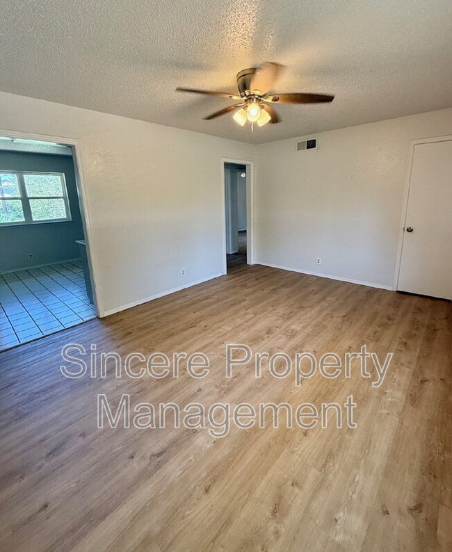 Building Photo - 813 S Meadow Ln