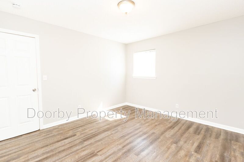 Building Photo - 901 Forest Dale Ln