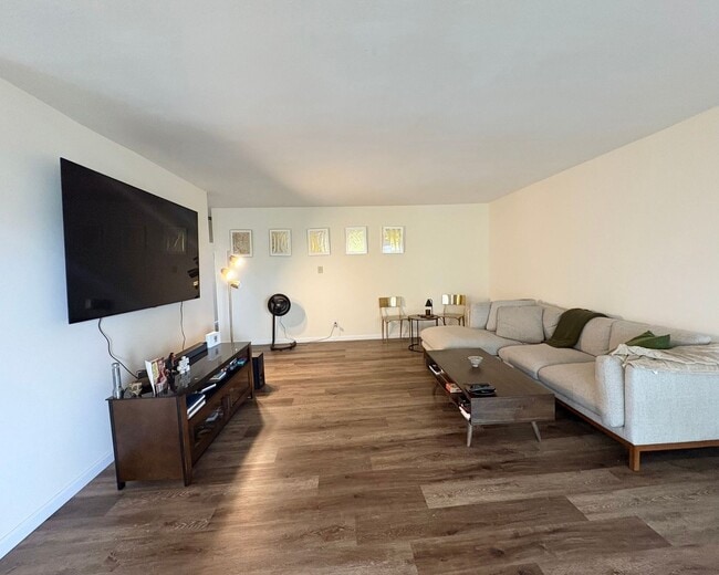 Building Photo - Ventura Living Made Easy – Updated 2 Bed Condo