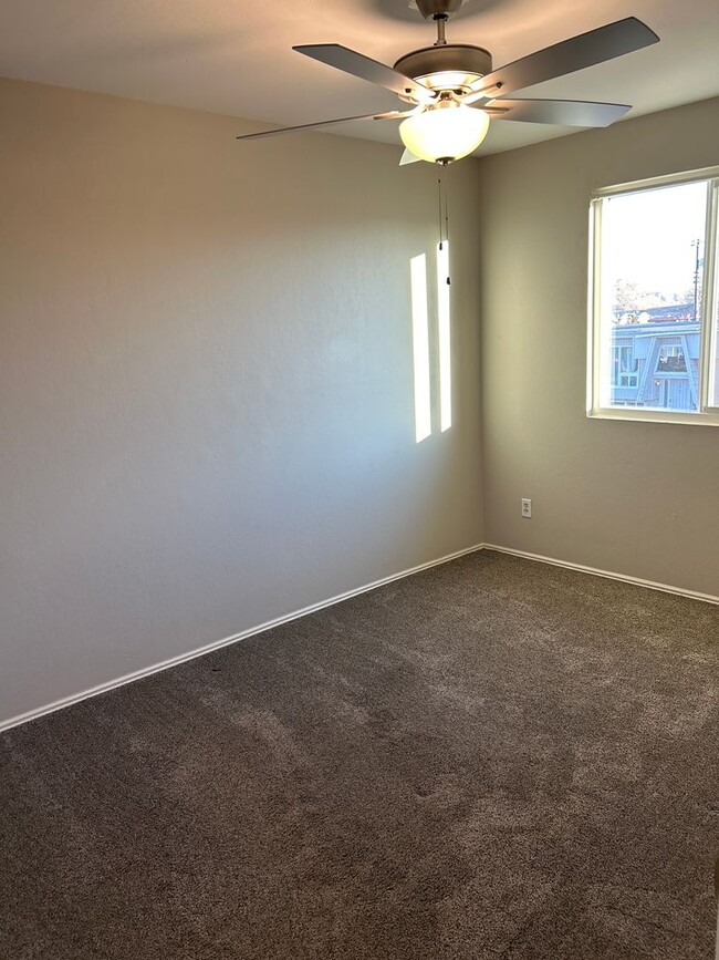 Building Photo - Updated Three Bedroom Home in Washington w...