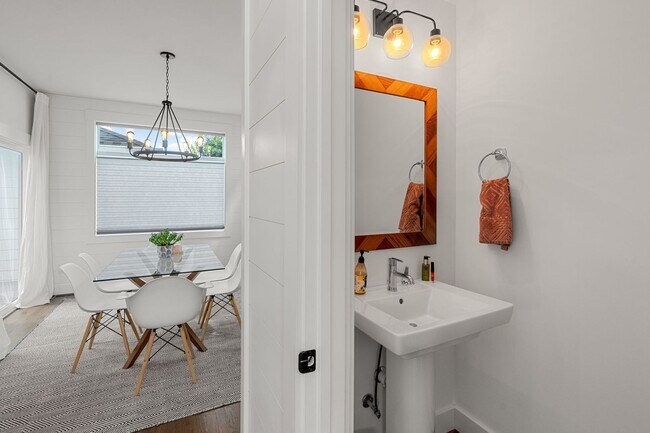 Building Photo - Stunning Rental In Charlotte Parkside