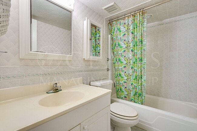 Building Photo - Spacious Condo with utilities included! Lo...