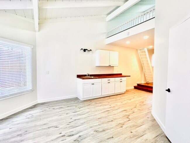Building Photo - 3 bedroom  2 bathroom