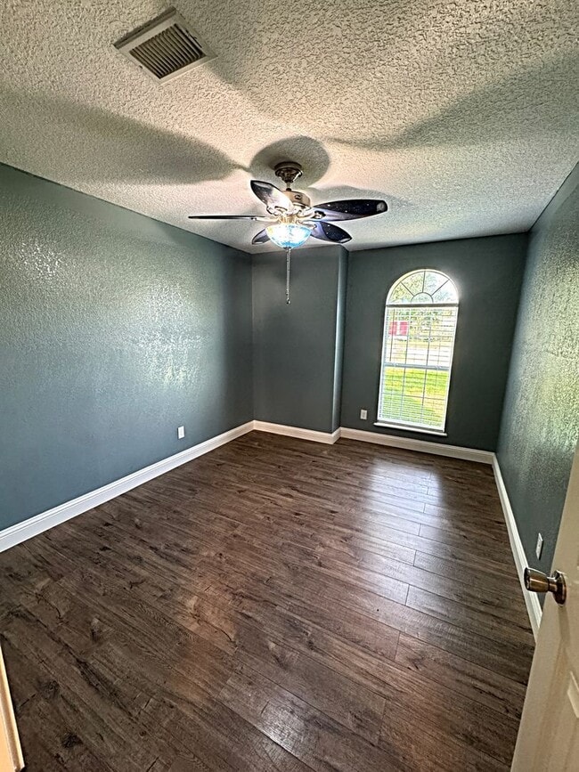 Building Photo - 2312 Lisa Ln