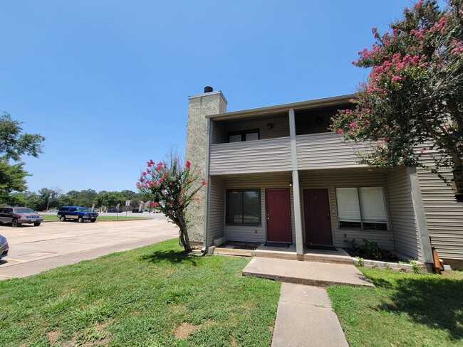 Building Photo - College Station - 2 bed/1.5 bath end unit ...