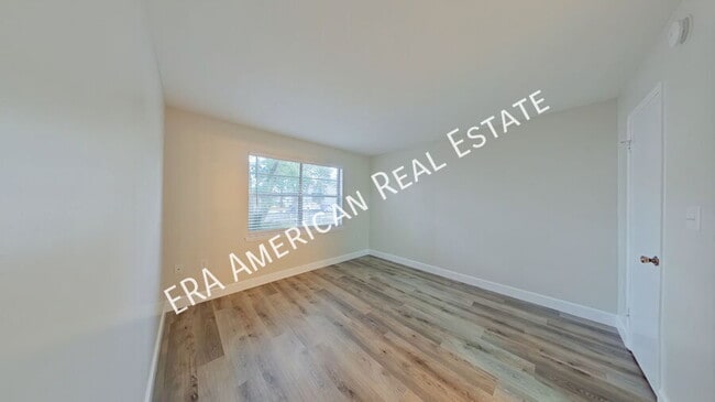 Building Photo - 613 Colonial Dr