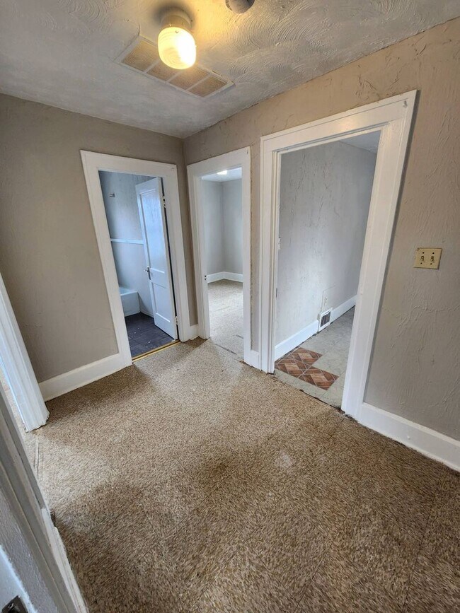 Building Photo - Charming 4-Bedroom Property in Prime Location (SECTION 8 VOUCHERS ACCEPTED)