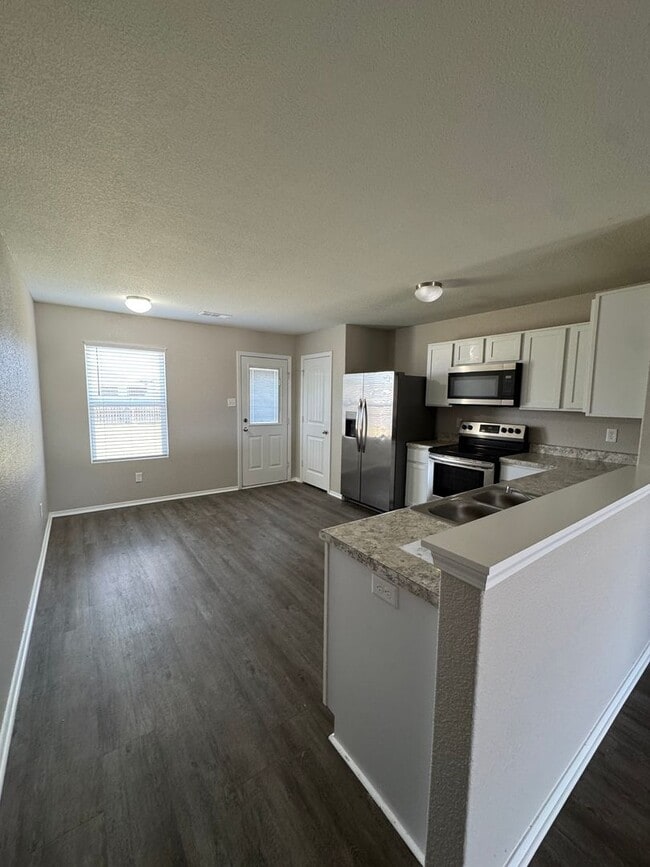 Building Photo - 4 bed / 2 bath Available Now!