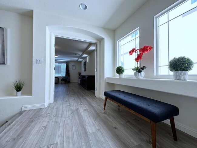 Building Photo - 4Bdrm/2.5bath Single Family Home - Fully Furnished