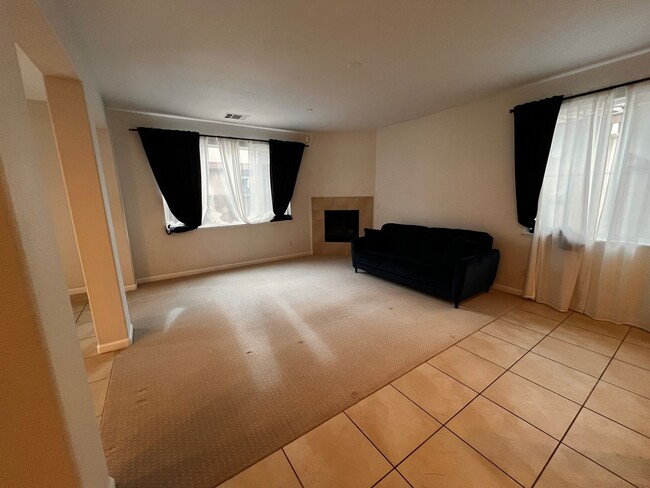 Building Photo - Great looking home and neighborhood in the North Village area close to shopping and freeway access