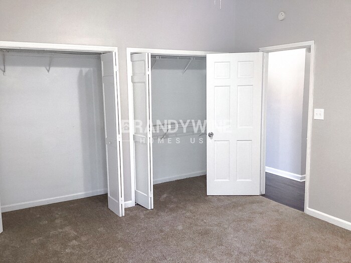 Building Photo - 1577 Linksview Close