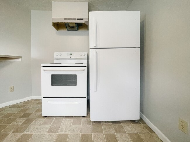 Building Photo - Washer/Dryer Hook-Ups