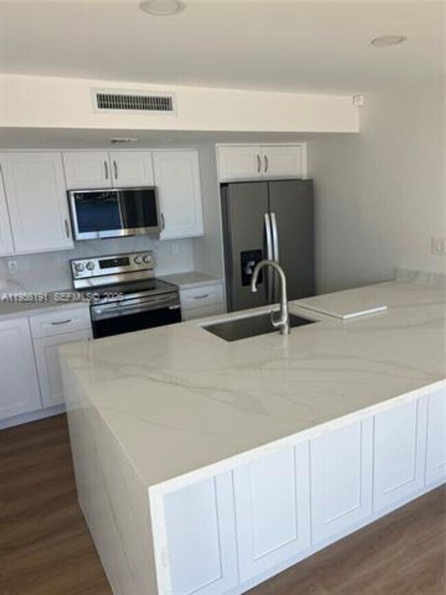 Building Photo - 6484 Miami Lakes Dr