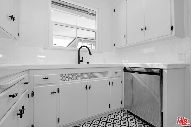 Building Photo - 405-404 Shirley Pl