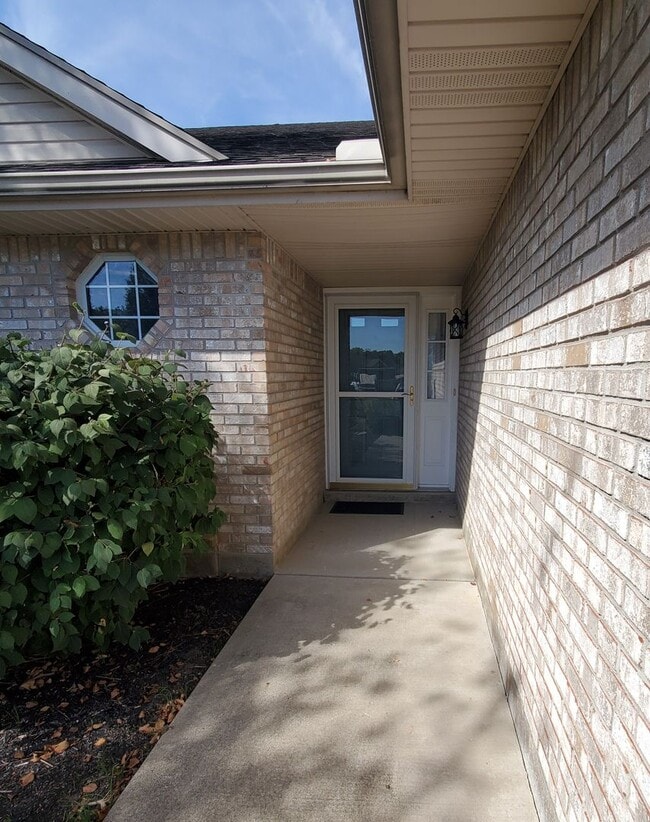 Building Photo - 3-bedroom 2 Full Bath Ranch Home